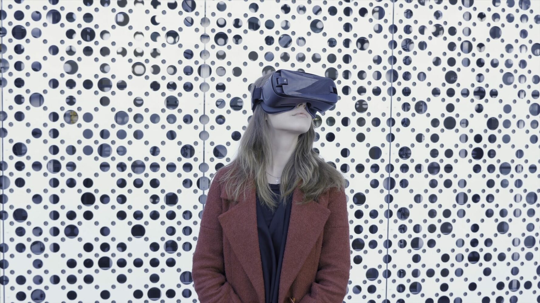 Exploring Virtual Reality in Dubai’s Catwalks